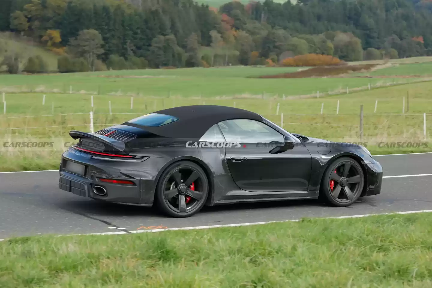 保时捷新“西装暴徒”：911 Turbo Touring 敞篷超跑曝光，701 马力、0-96 公里 / 小时加速约 2.5 秒