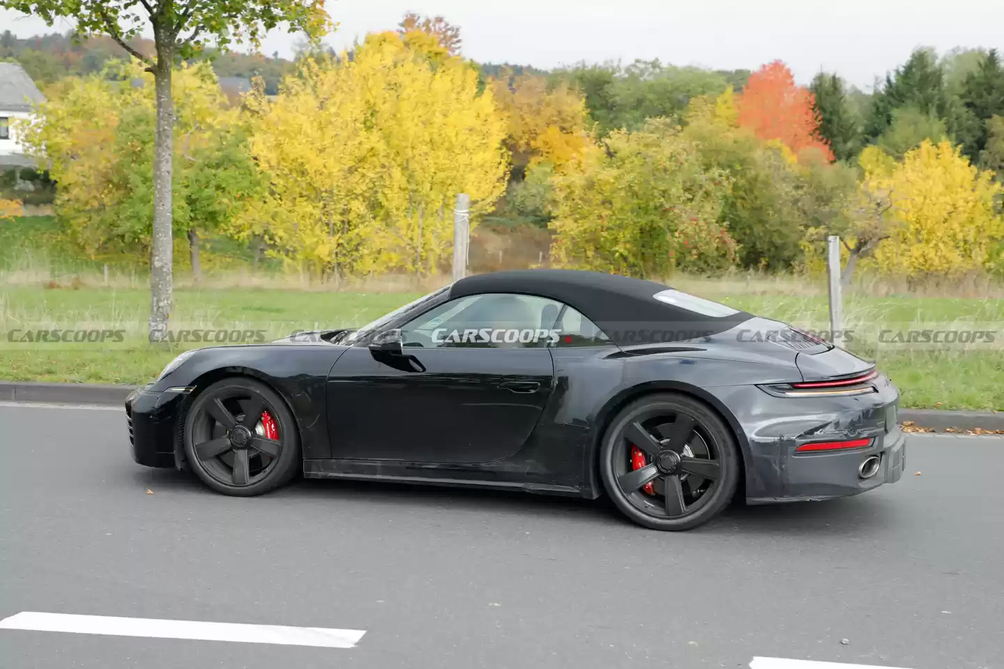 保时捷新“西装暴徒”：911 Turbo Touring 敞篷超跑曝光，701 马力、0-96 公里 / 小时加速约 2.5 秒