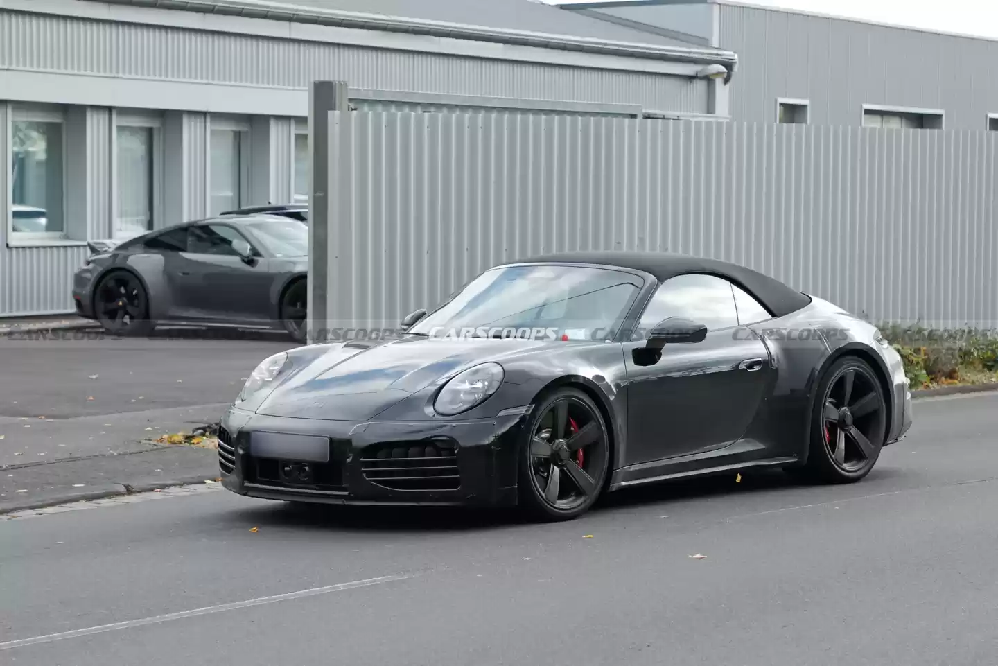 保时捷新“西装暴徒”：911 Turbo Touring 敞篷超跑曝光，701 马力、0-96 公里 / 小时加速约 2.5 秒