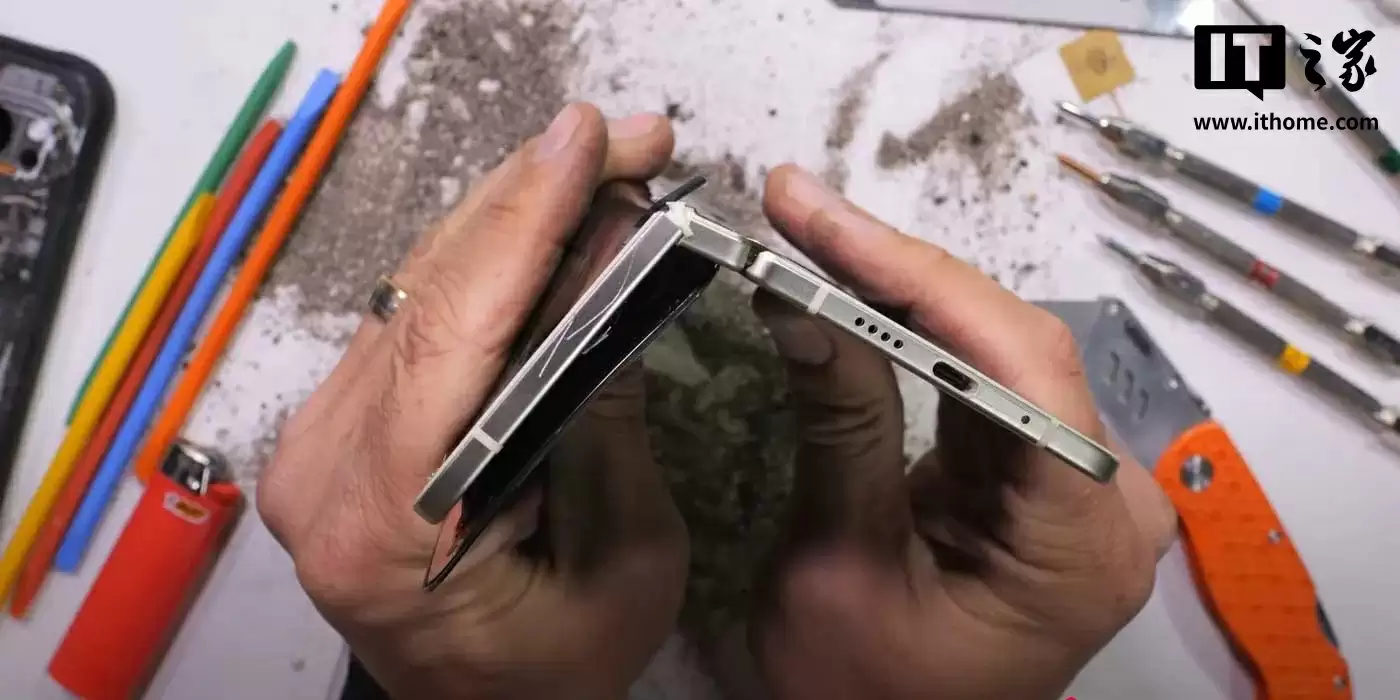 十年来头一遭:谷歌 Pixel 10 Pro Fold 折叠屏手机弯折测试中电池破裂起火