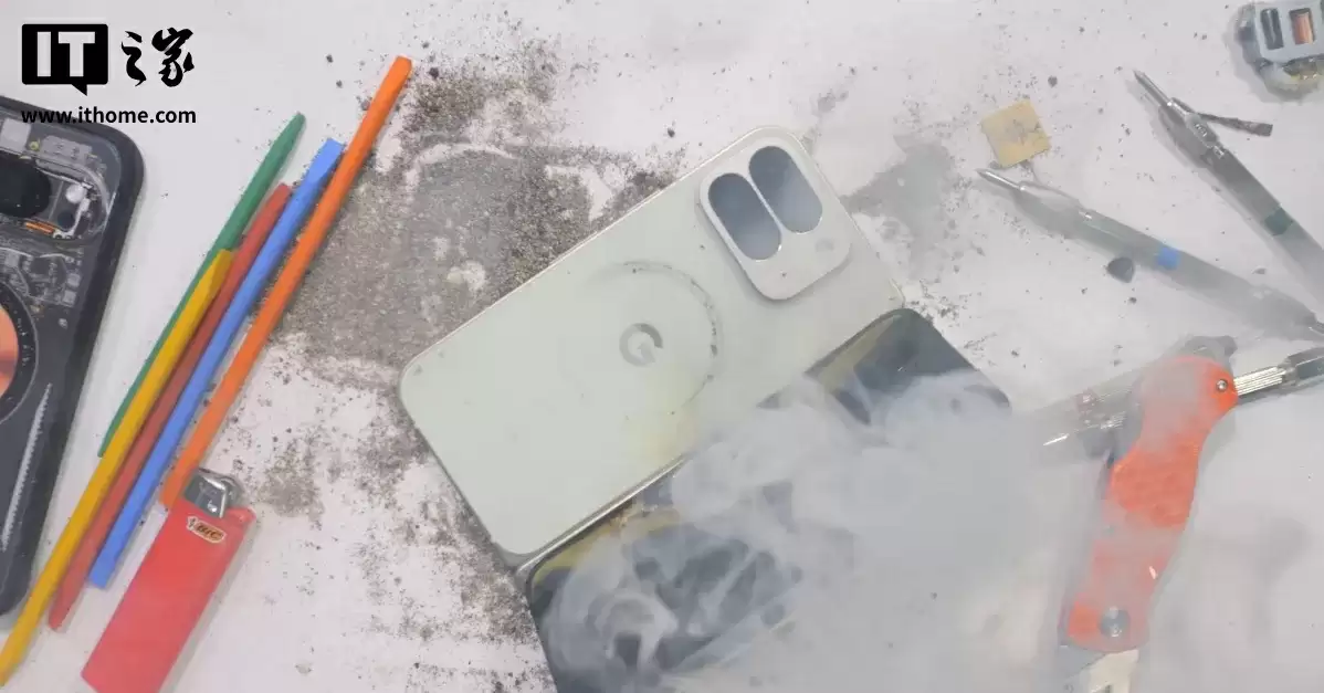 十年来头一遭:谷歌 Pixel 10 Pro Fold 折叠屏手机弯折测试中电池破裂起火