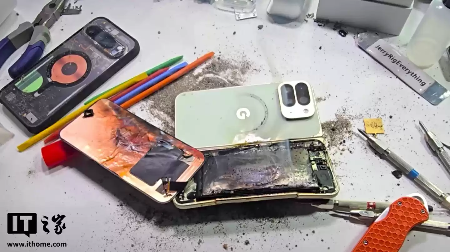 十年来头一遭:谷歌 Pixel 10 Pro Fold 折叠屏手机弯折测试中电池破裂起火