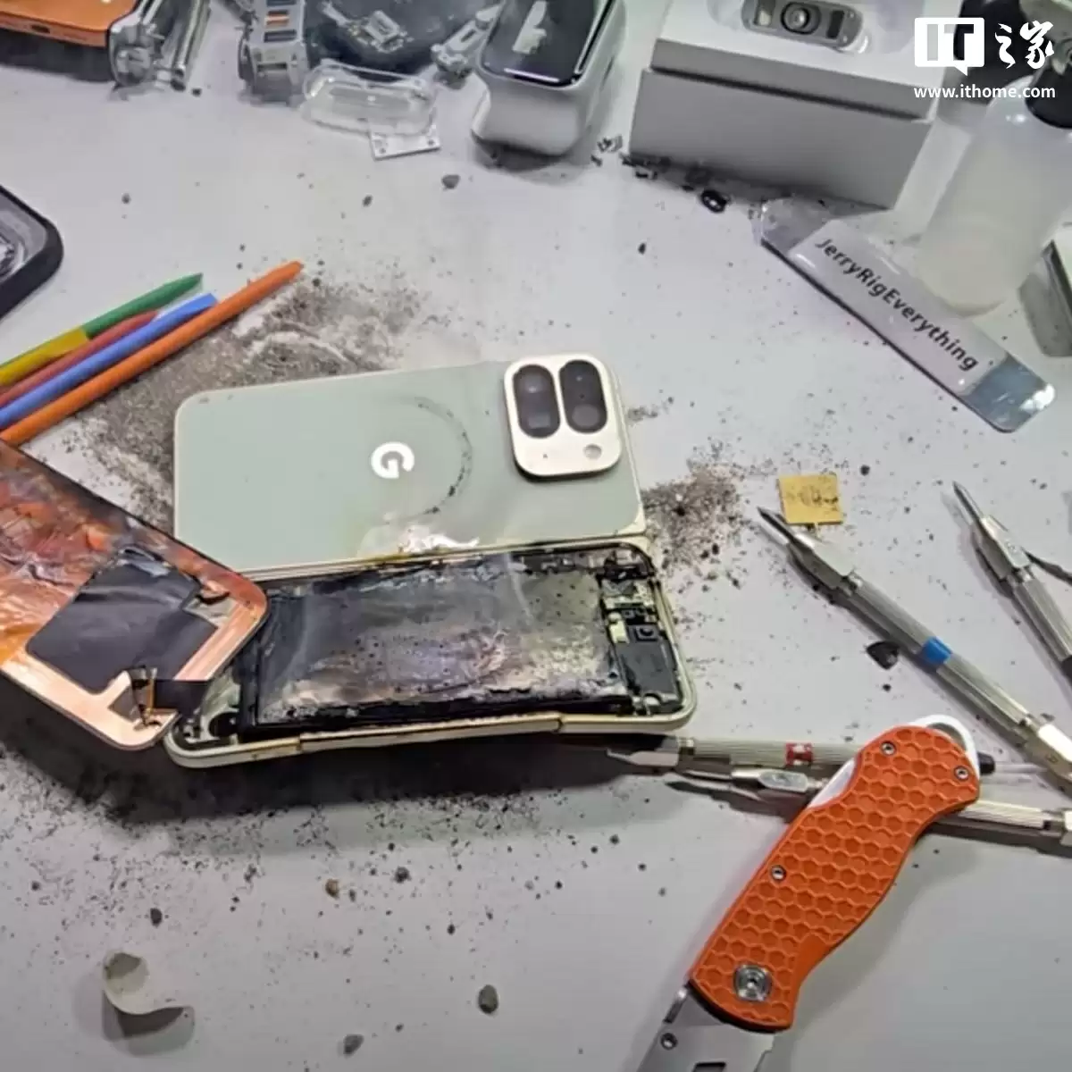 十年来头一遭:谷歌 Pixel 10 Pro Fold 折叠屏手机弯折测试中电池破裂起火