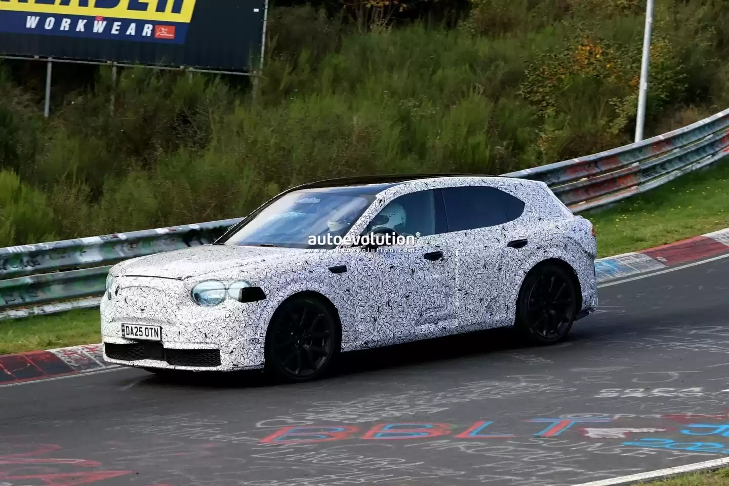 宾利首款电动 SUV 路测图曝光：WLTP 工况 560 公里 + 近 1000 马力