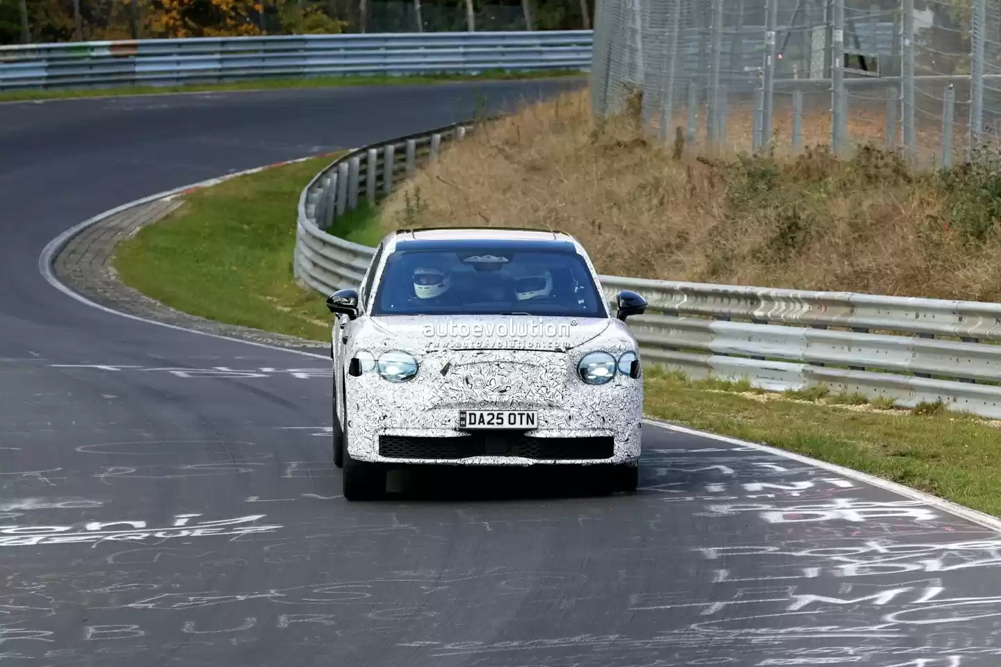 宾利首款电动 SUV 路测图曝光：WLTP 工况 560 公里 + 近 1000 马力