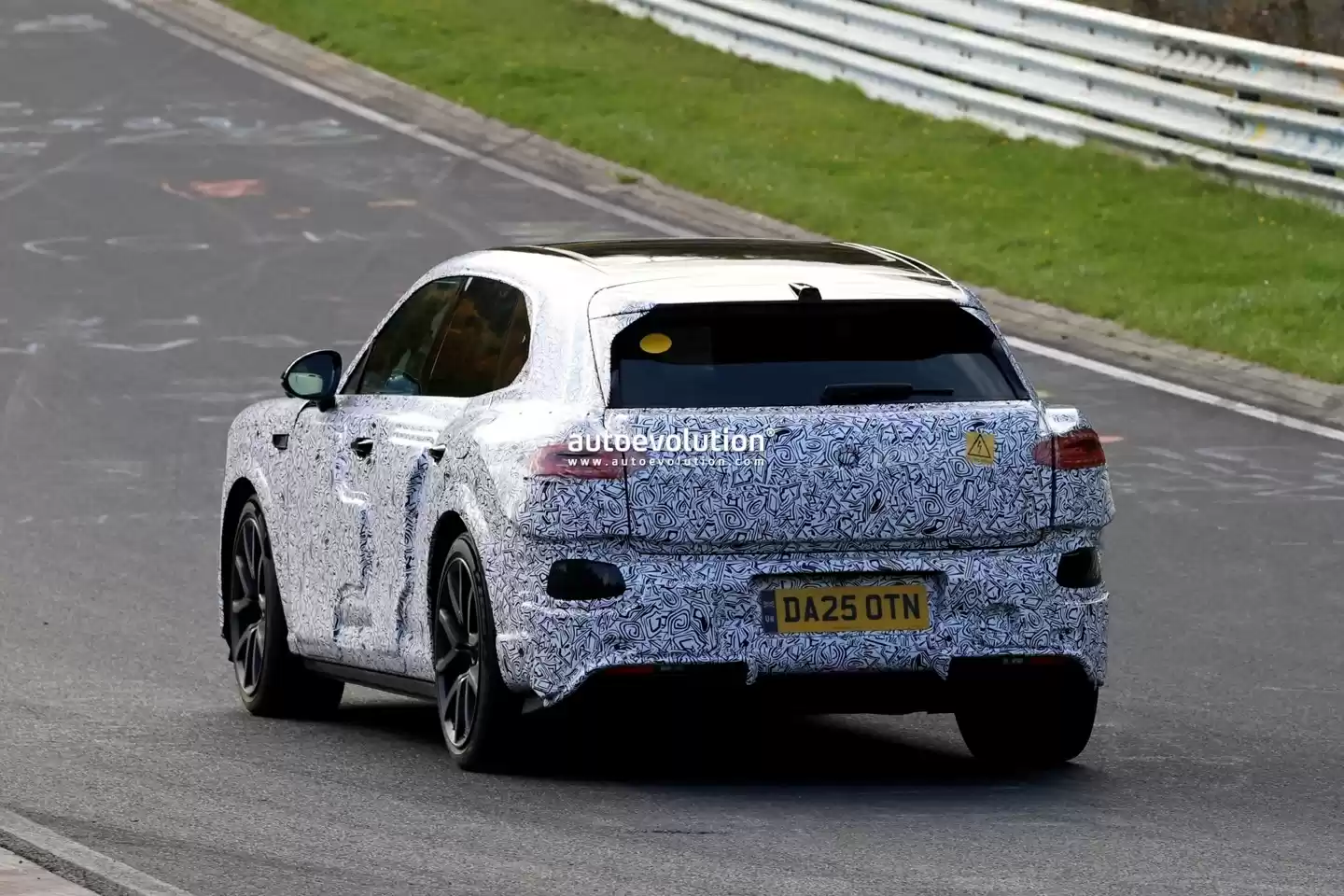 宾利首款电动 SUV 路测图曝光：WLTP 工况 560 公里 + 近 1000 马力