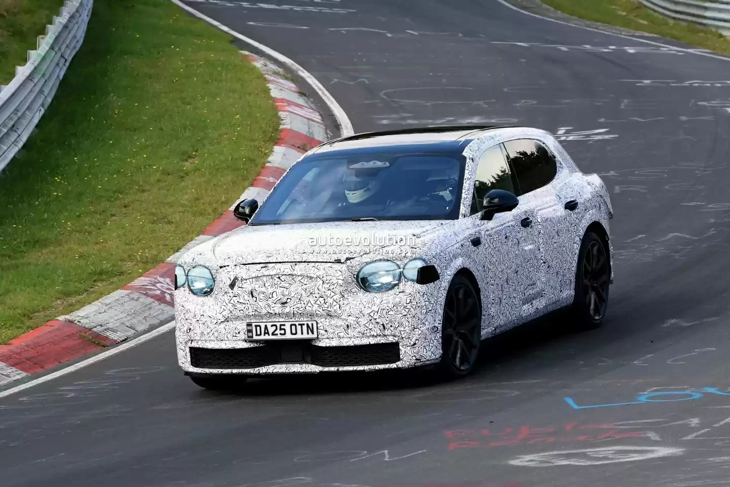 宾利首款电动 SUV 路测图曝光：WLTP 工况 560 公里 + 近 1000 马力