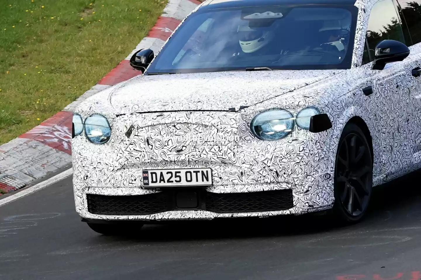 宾利首款电动 SUV 路测图曝光：WLTP 工况 560 公里 + 近 1000 马力