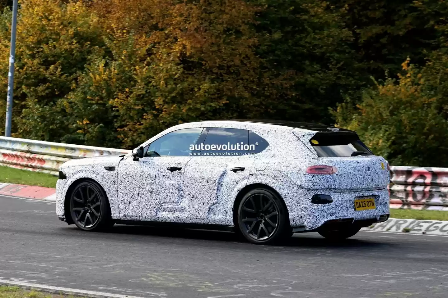 宾利首款电动 SUV 路测图曝光：WLTP 工况 560 公里 + 近 1000 马力