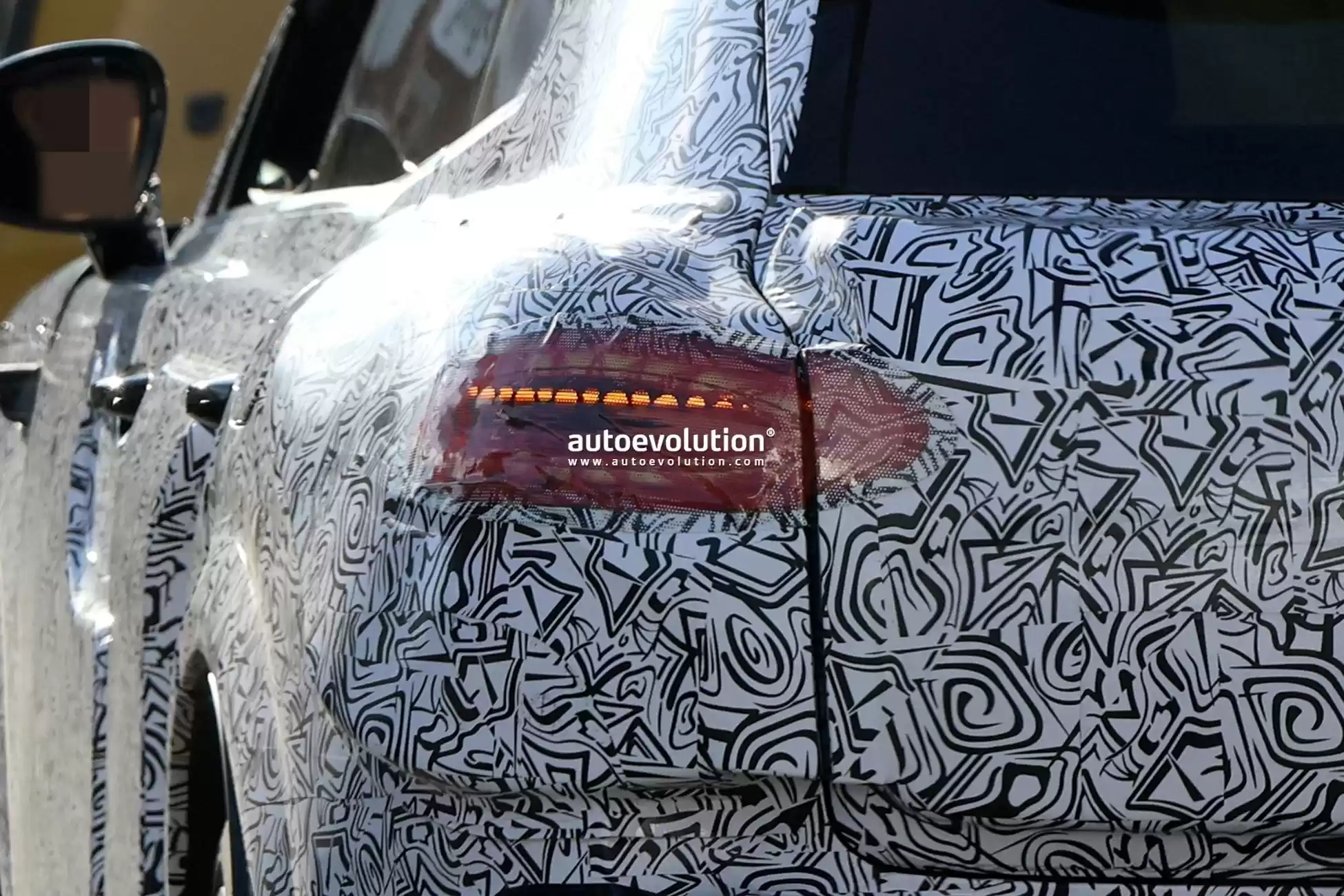 宾利首款电动 SUV 路测图曝光：WLTP 工况 560 公里 + 近 1000 马力