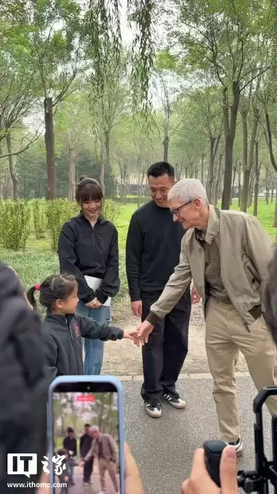 苹果 CEO 库克现身北京，同开发者散步聊天