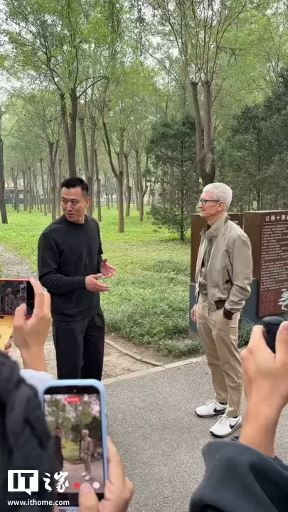 苹果 CEO 库克现身北京，同开发者散步聊天
