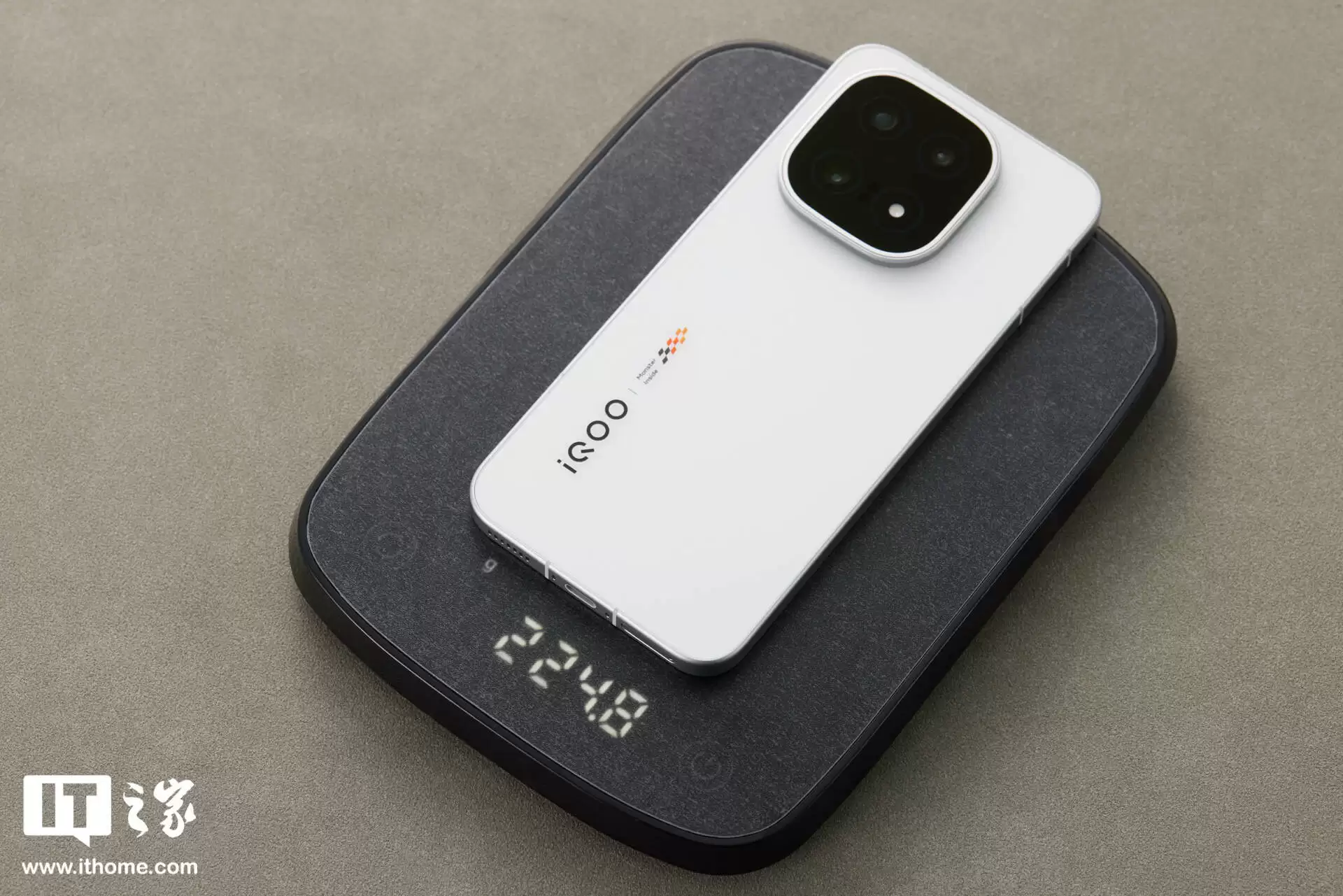 iQOO 15 手机搭载 7000mAh 蓝海电池，确认支持 40W 无线充电 + 100W 有线闪充