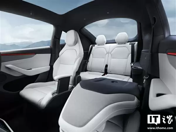 特斯拉 Model Y L 推出全新浅灰色高级内饰，选装价 8000 元