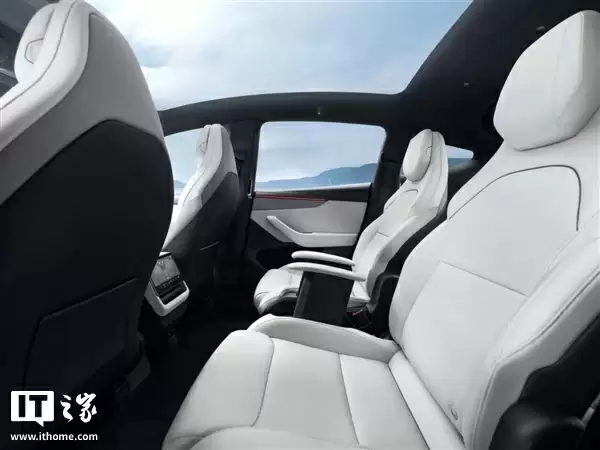 特斯拉 Model Y L 推出全新浅灰色高级内饰，选装价 8000 元