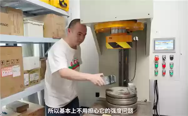 iPhone Air液压机暴力抗弯测试:100公斤终于压断了