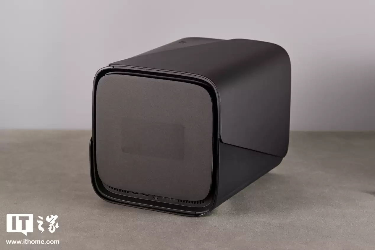 【IT之家开箱】八盘位设计,质感与实用并存,极空间 Z425 私有云开箱图赏