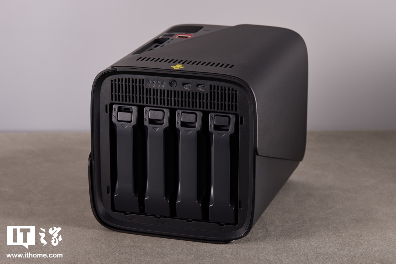 【IT之家开箱】八盘位设计,质感与实用并存,极空间 Z425 私有云开箱图赏