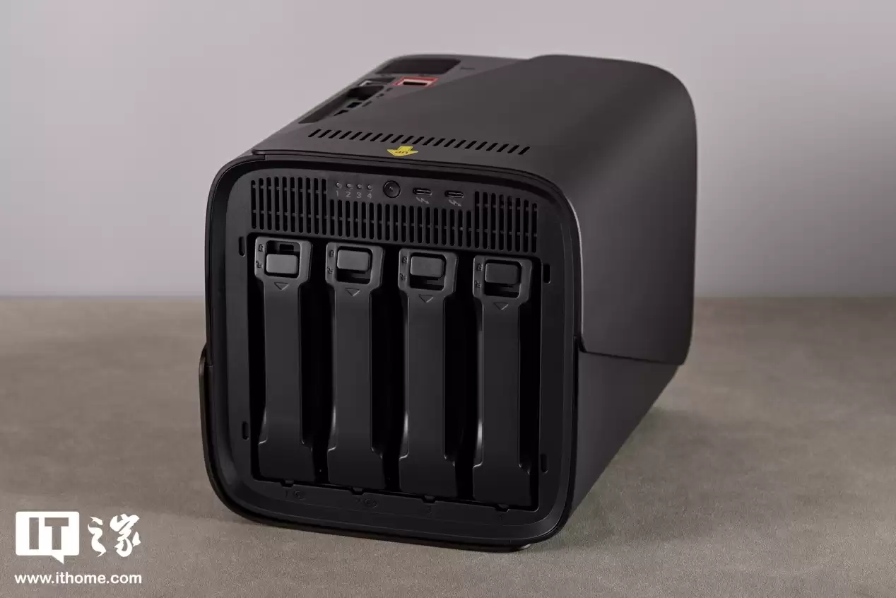 【IT之家开箱】八盘位设计,质感与实用并存,极空间 Z425 私有云开箱图赏