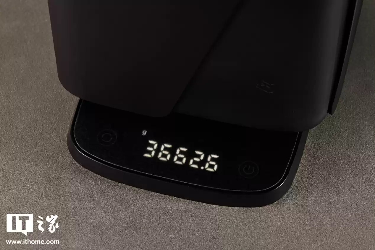 【IT之家开箱】八盘位设计,质感与实用并存,极空间 Z425 私有云开箱图赏