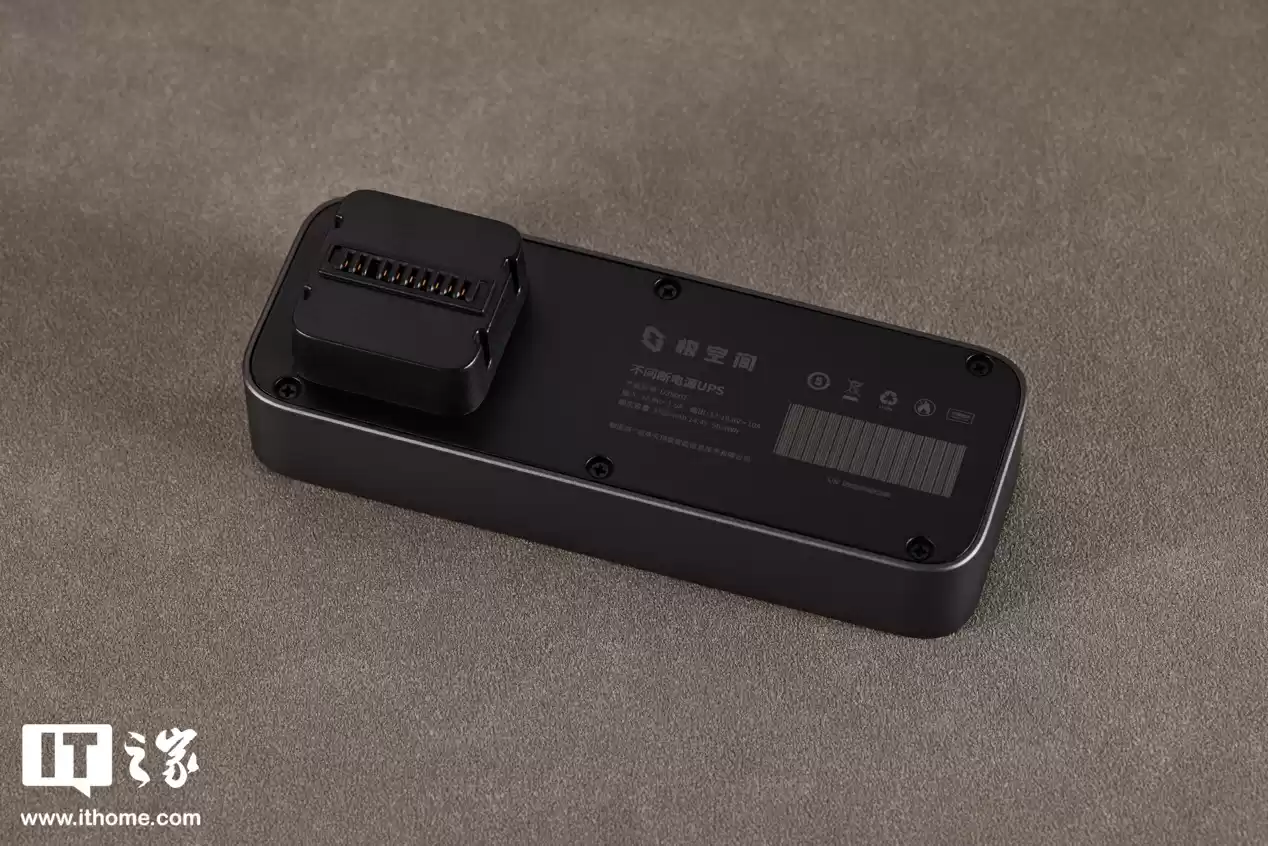 【IT之家开箱】八盘位设计,质感与实用并存,极空间 Z425 私有云开箱图赏