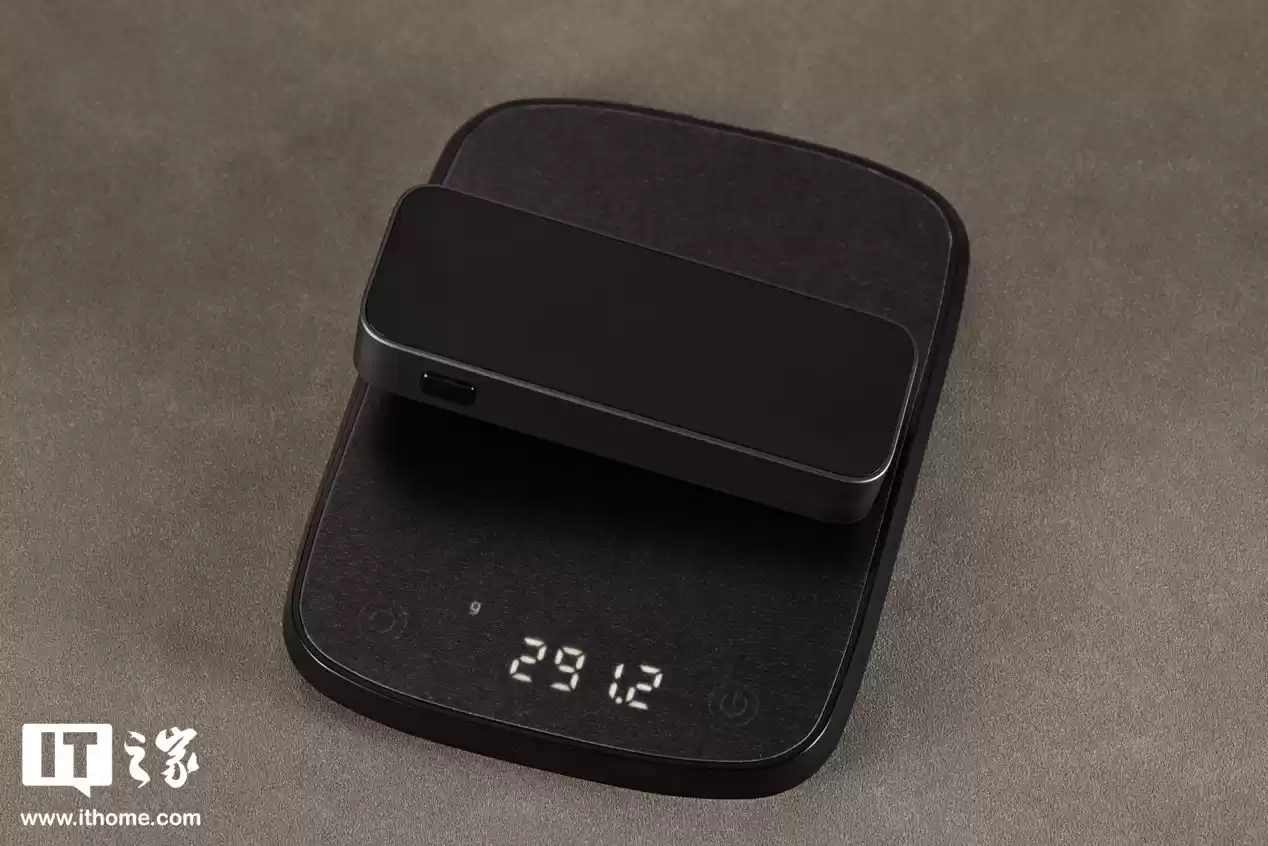 【IT之家开箱】八盘位设计,质感与实用并存,极空间 Z425 私有云开箱图赏