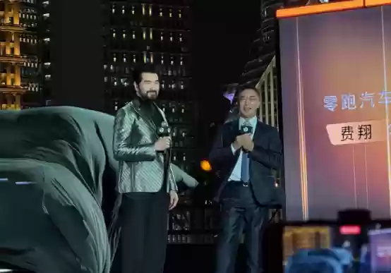 首位代言人！费翔亮相零跑D19全球首秀 现场教朱江明拍照