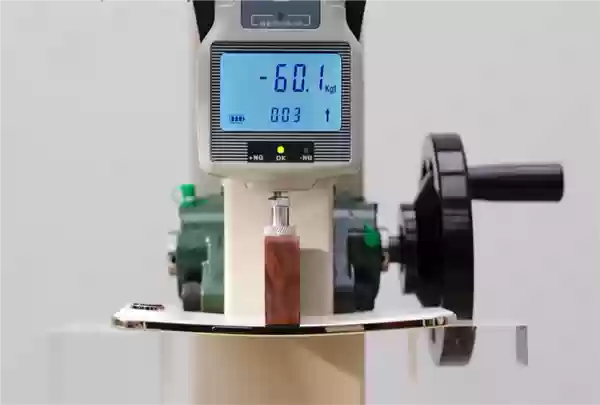 iPhone Air液压机暴力抗弯测试:100公斤终于压断了