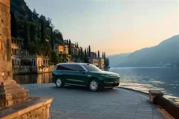 首位代言人！费翔亮相零跑D19全球首秀 现场教朱江明拍照