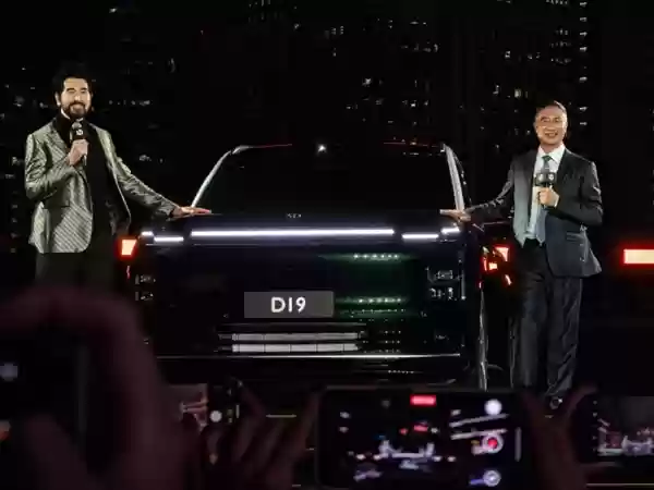 首位代言人！费翔亮相零跑D19全球首秀 现场教朱江明拍照