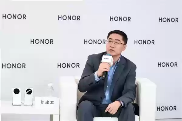 从iPhone到ROBOT PHONE：荣耀掌控未来AI话语权