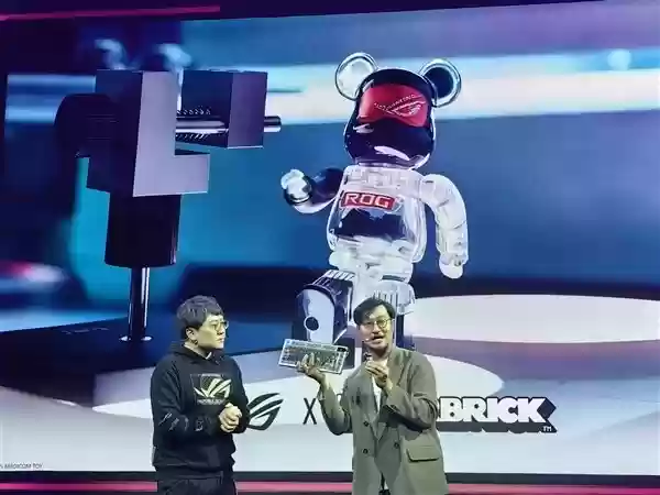 华硕ROG联名BE@RBRICK推限量键盘路由套装