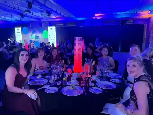 有录网斩获英国女性商业大奖银奖，以“她力量”照亮留学路