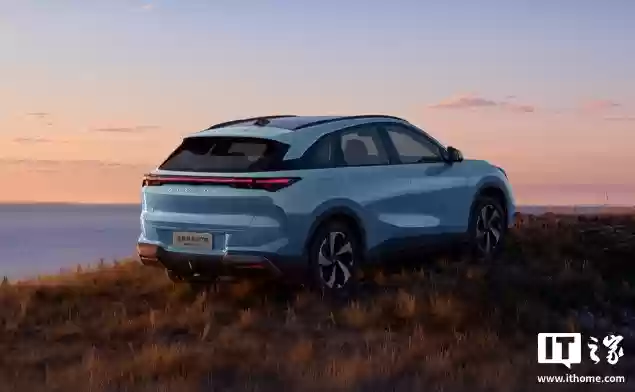 极狐全新阿尔法T5将于10月28日上市:纯电/增程双版本,预售12.38万元起