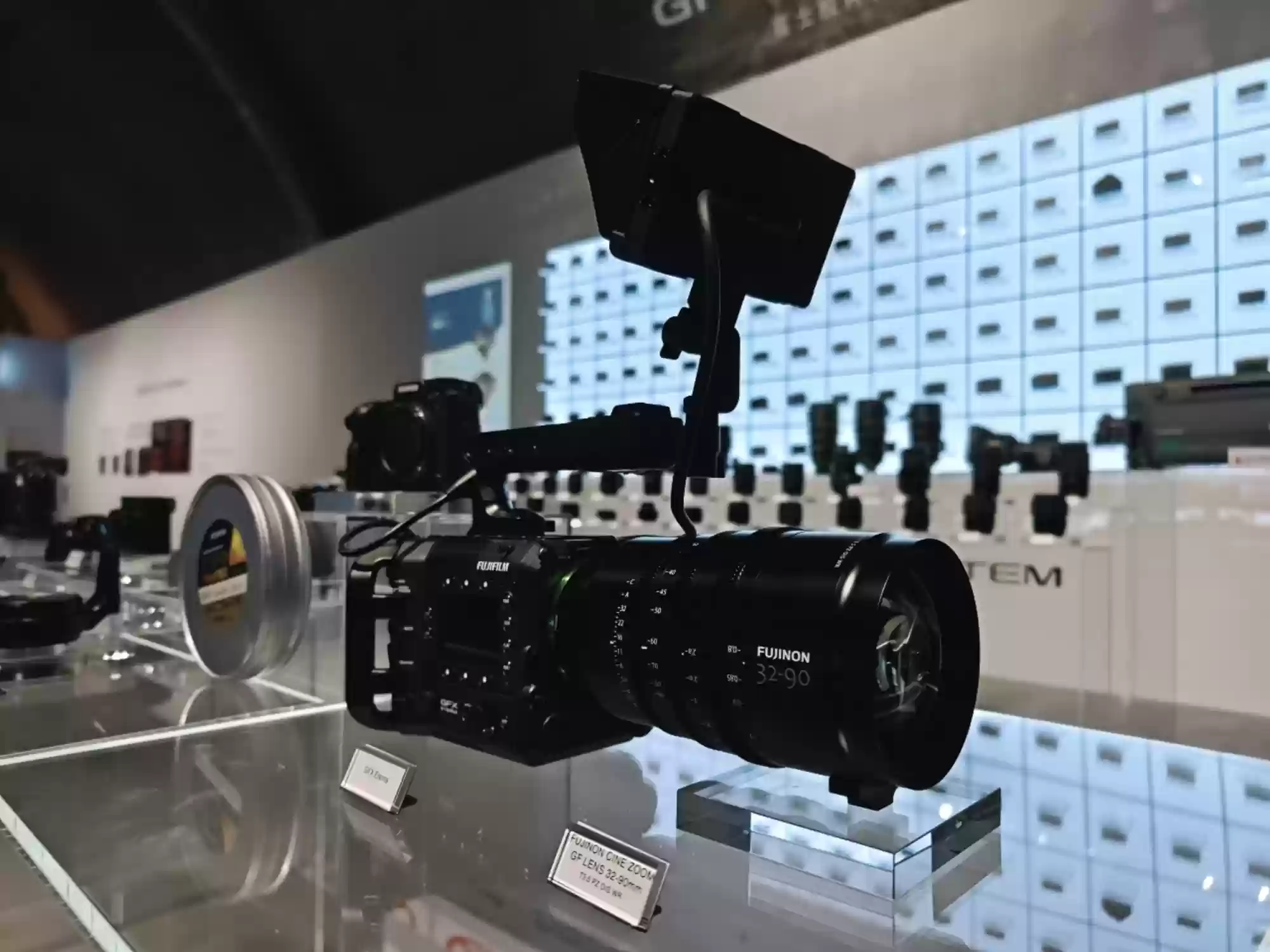 富士胶片在FUJIKINA 2025上展出全新电影摄影机GFX ETERNA 55