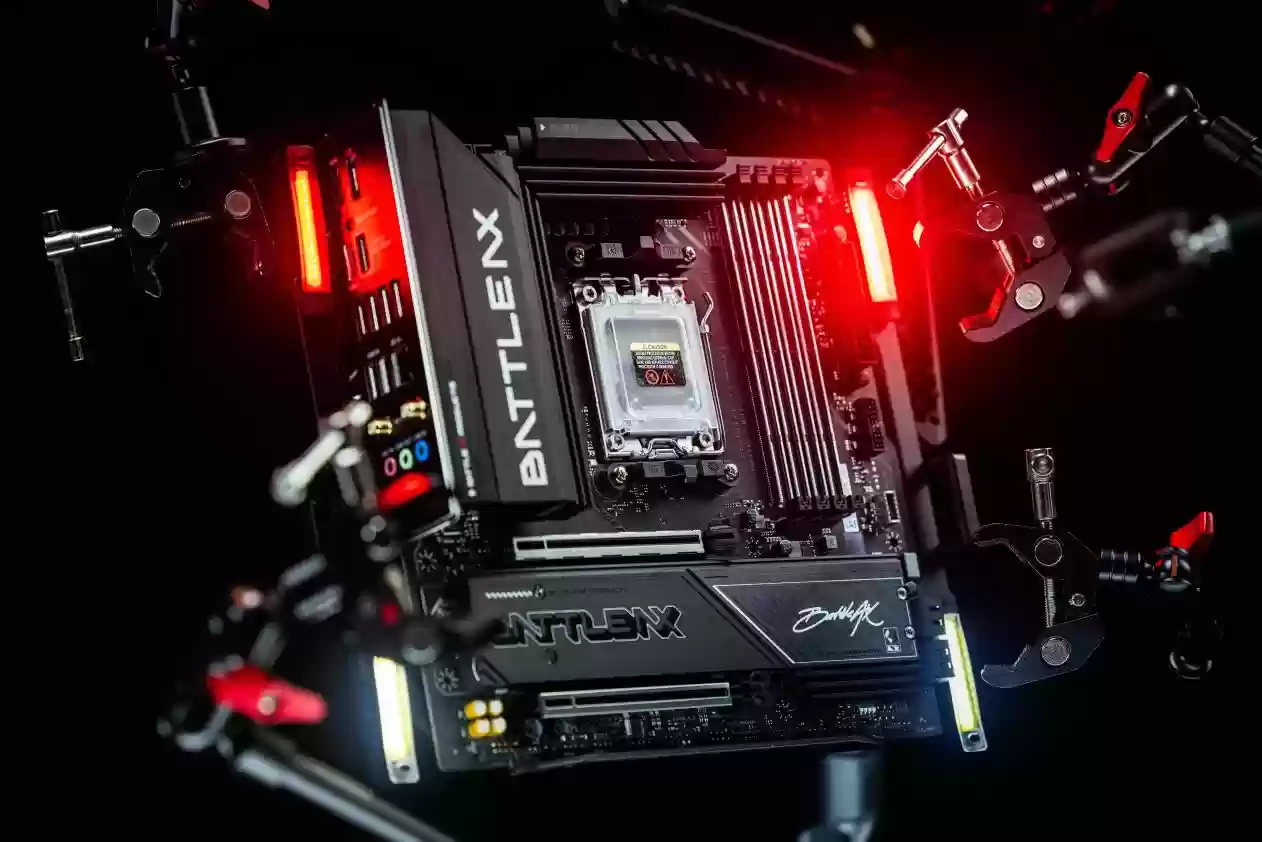 七彩虹B850超级黑刃福利叠加，『智胜焕新』火热开启！500E卡等你拿！