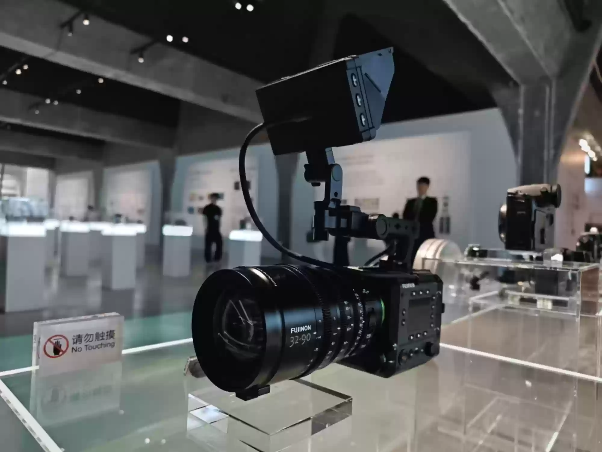 富士胶片在FUJIKINA 2025上展出全新电影摄影机GFX ETERNA 55