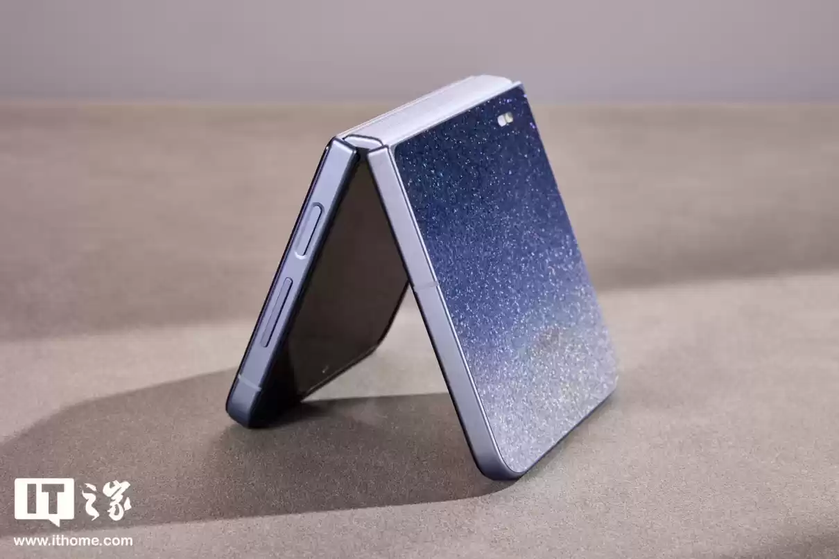 荣耀Magic V Flip2高定版特写