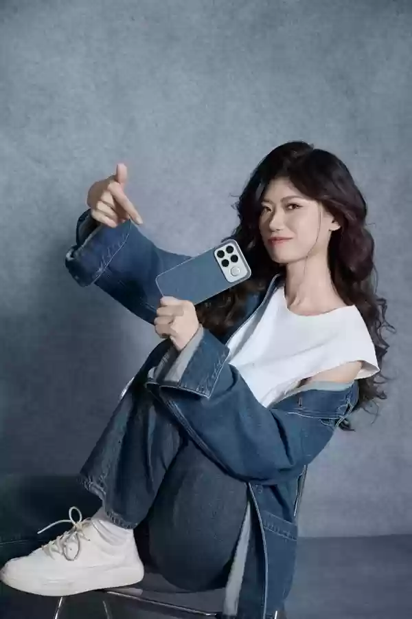 产品经理亲自当模特 REDMI K90 Pro Max丹宁色实拍 网友：又美又飒