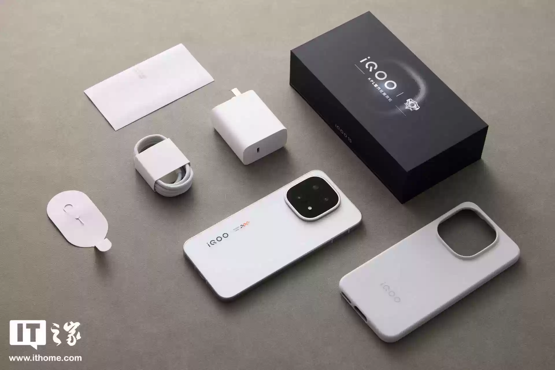 iQOO 15 手机搭载 5000 万索尼超级潜望长焦，支持至高 100 倍变焦