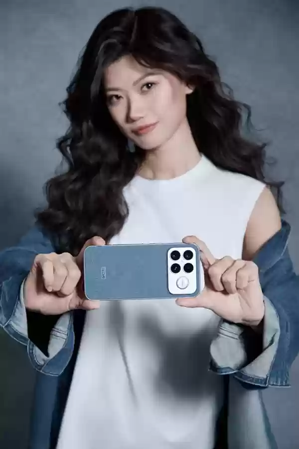 产品经理亲自当模特 REDMI K90 Pro Max丹宁色实拍 网友：又美又飒