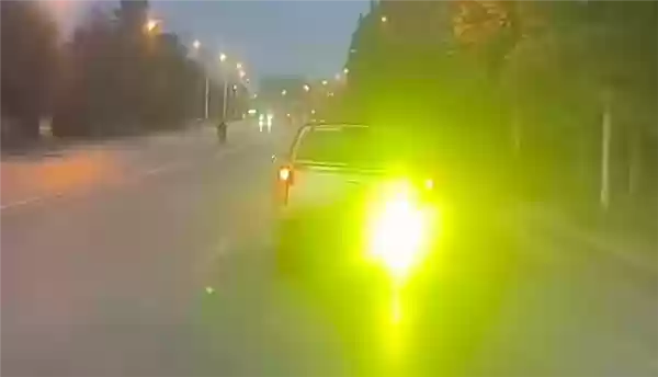 皮卡装爆闪灯一路狂闪影响后车:司机被罚400元 限期拆除
