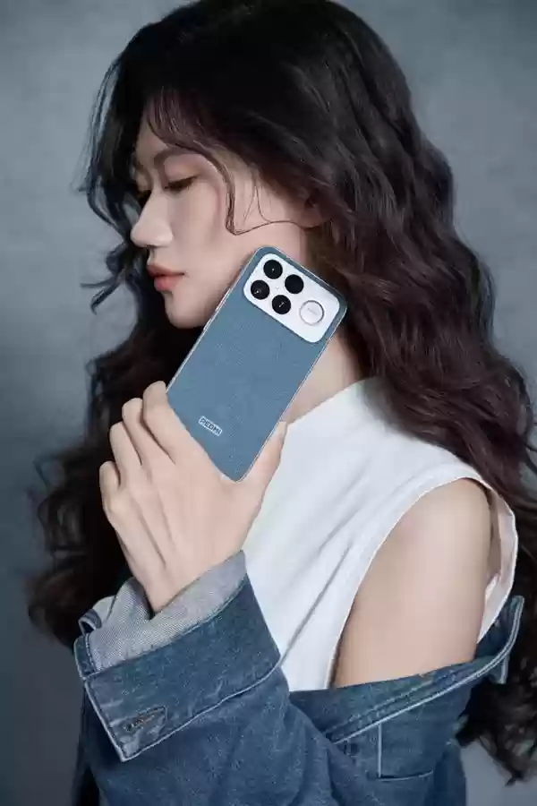 产品经理亲自当模特 REDMI K90 Pro Max丹宁色实拍 网友：又美又飒