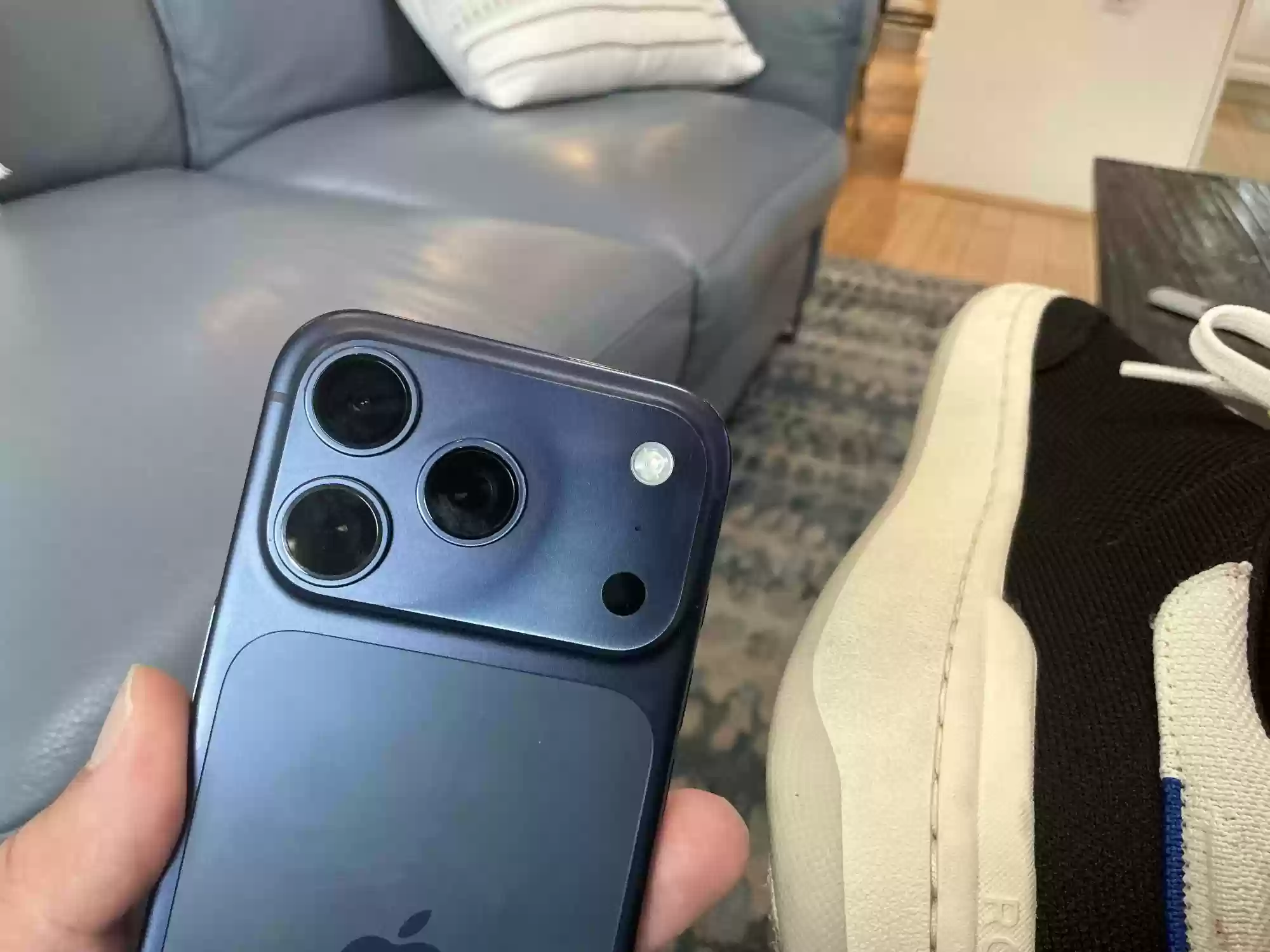 部分苹果 iPhone 17 Pro / Max 用户反馈机身褪色，主要影响星宇橙、深蓝色
