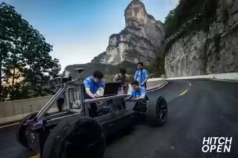 全球最险AI竞速决战天门山，云端车库见证智能驾驶新纪录