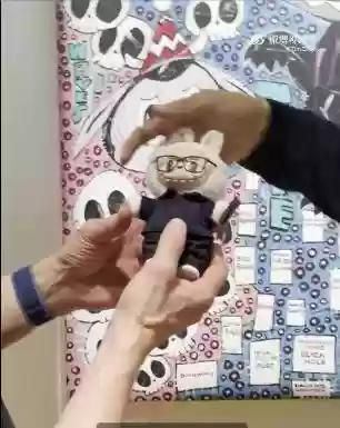 库克获赠专属Labubu，iPhone 16跌至破防价果粉直呼按打买！