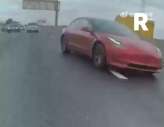 四车相撞！特斯拉FSD避险引发连环碰撞引热议