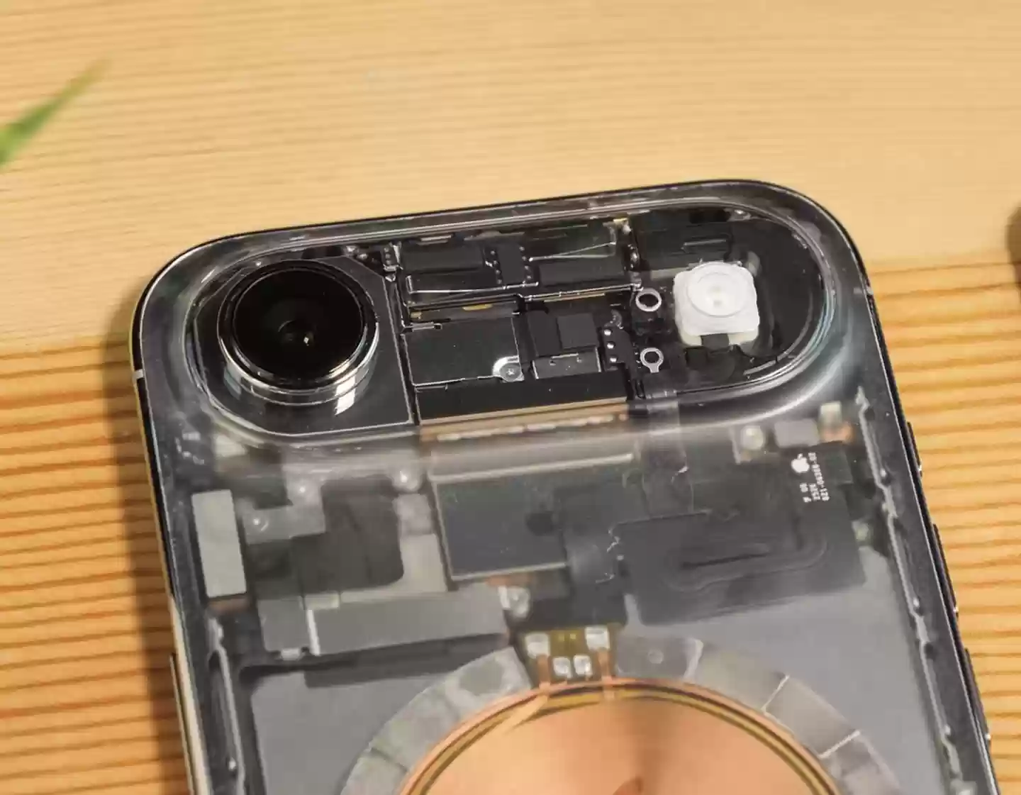 博主成功拆解苹果 iPhone Air,刮去背板涂层后重新组装打造“透明版”机型