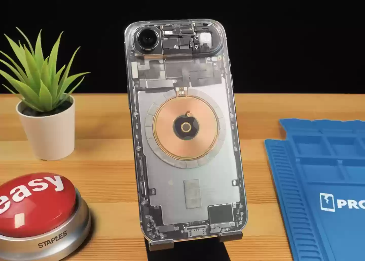 博主成功拆解苹果 iPhone Air,刮去背板涂层后重新组装打造“透明版”机型