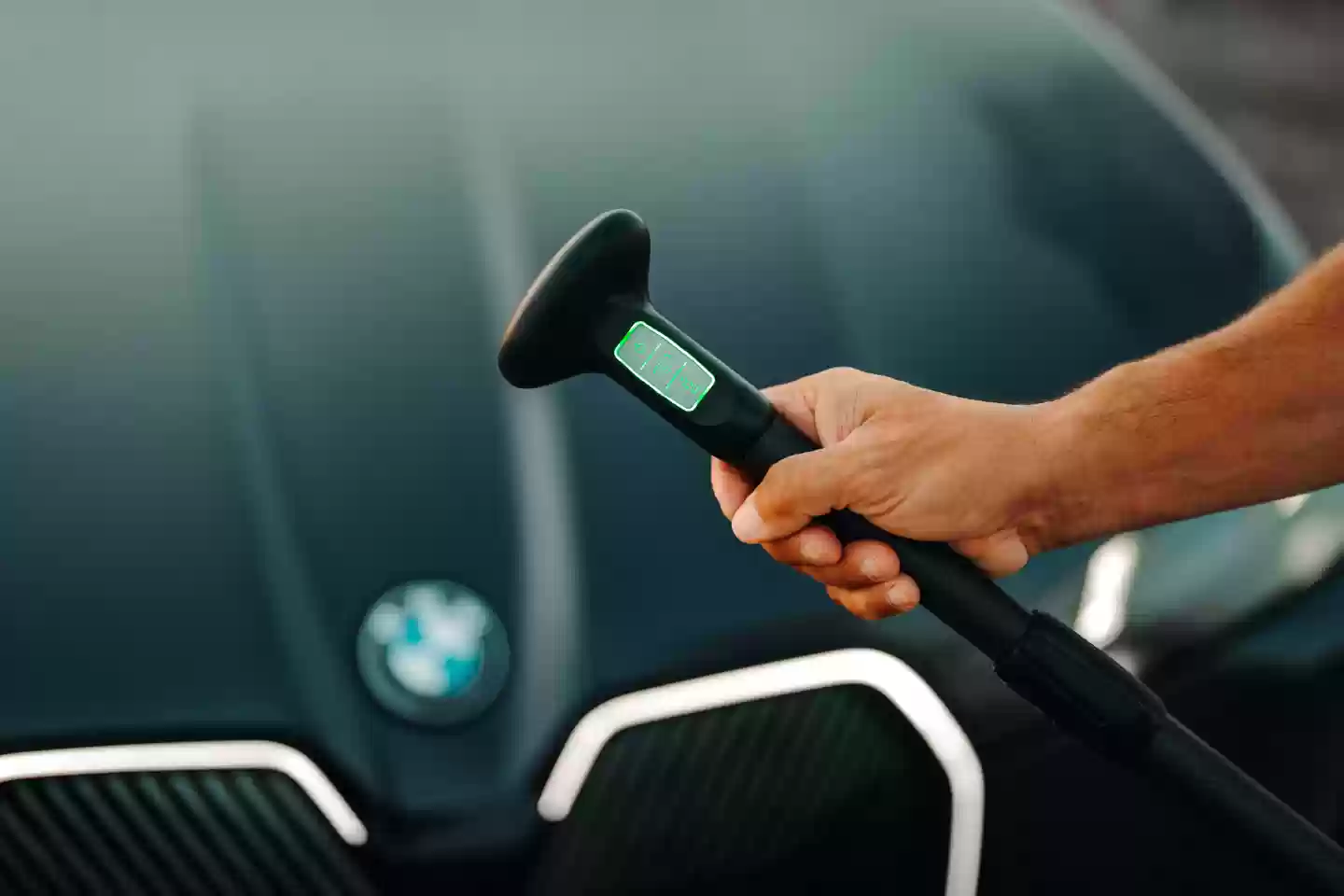 宝马首次推出自充气电动立式桨板,开辟全新水上运动市场